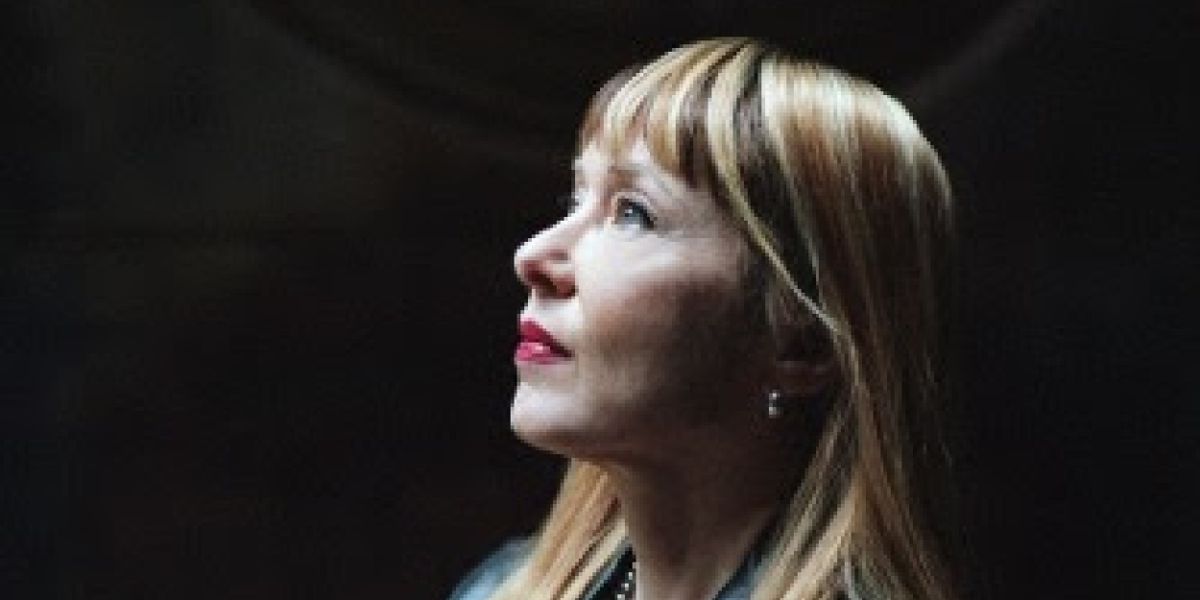 Suzanne Vega Adds West Coast Dates to 'Flying With Angels' Tour