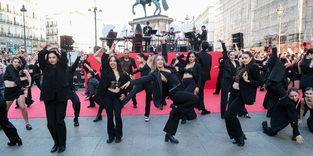 TV: La Puerta del Sol se llena de la gran celebración del estreno de CABARET