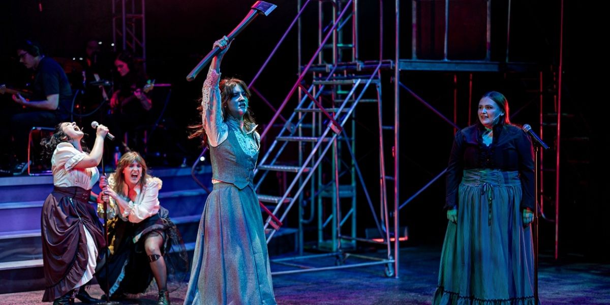 The Umbrella Opens Season with LIZZIE