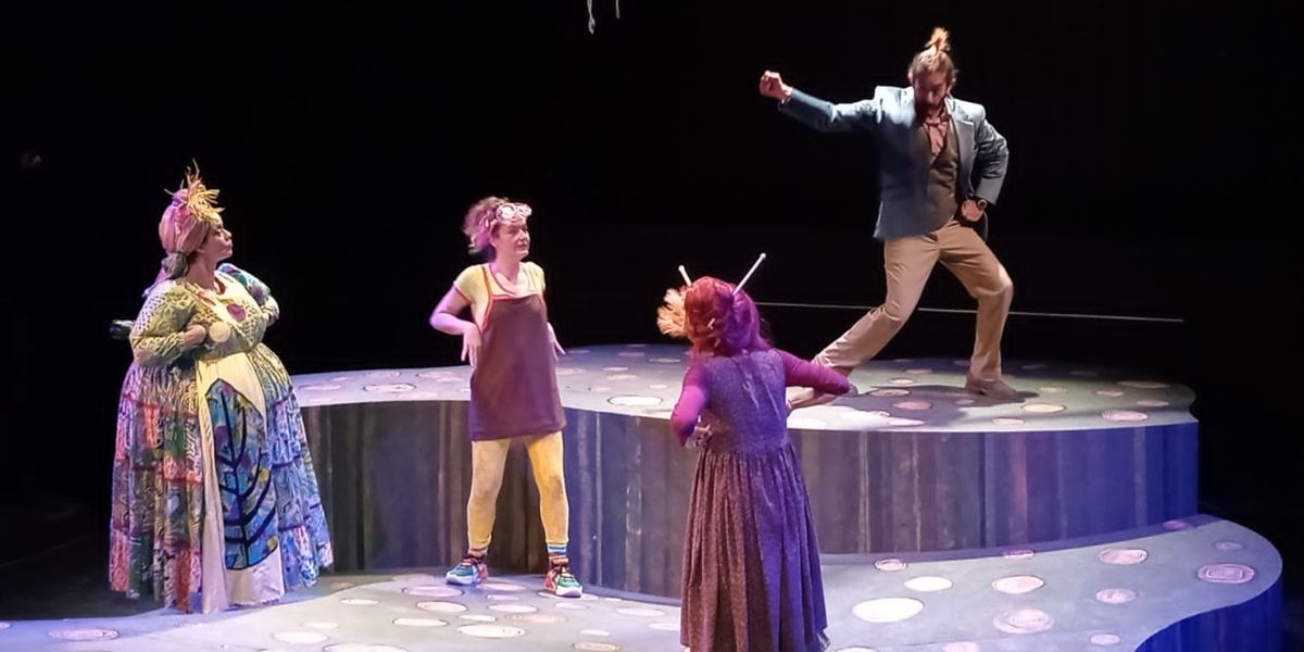 Toto Y Pez, Puesta En Escena Para Niñas Y Niños Sobre La Historia De Un Ave Que Quiere Ser Poeta