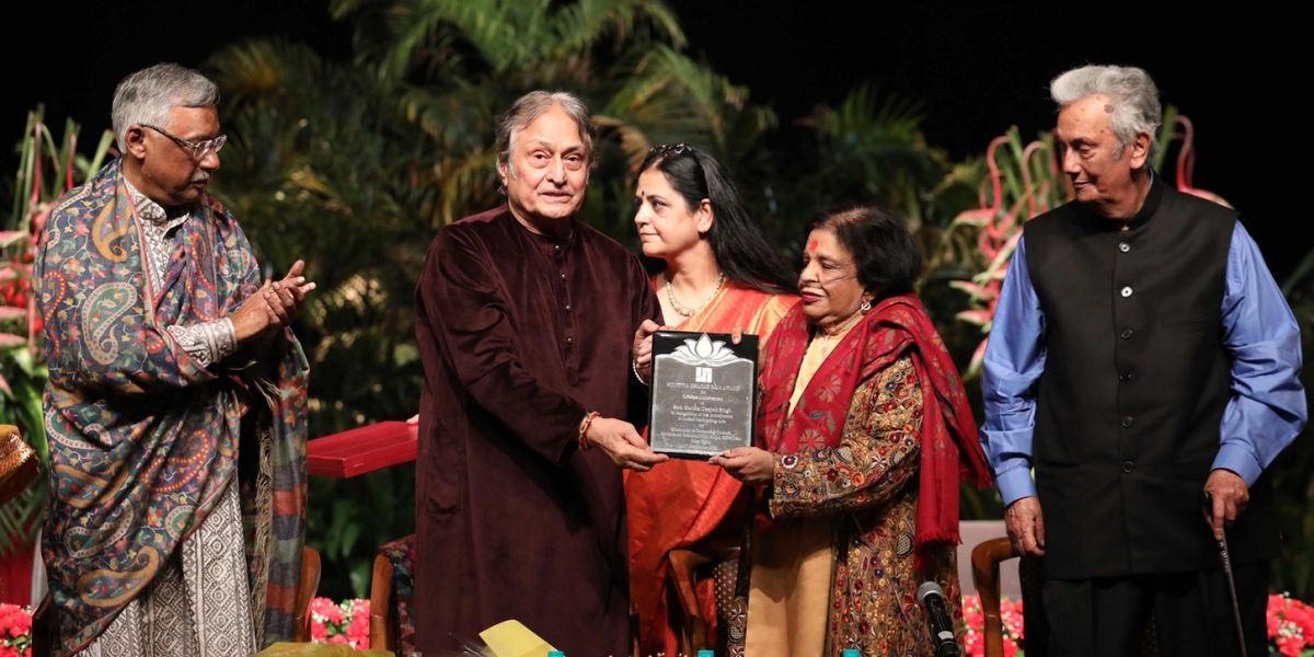 Ustad Amjad Ali Khan Confers Sumitra Charat Ram Lifetime Achievement Award 2023 to Padmashri Smt. Shobha Deepak Singh