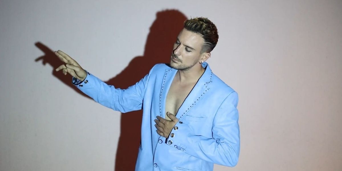 Víctor Arbelo lanza este 24 de febrero su tercer álbum COM UN LABERINT