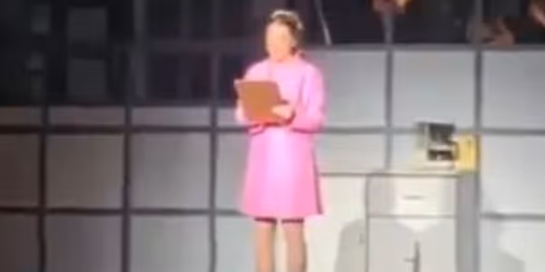 Video: 9 TO 5 Audience Gasps as Cast Member Announces Dolly Parton's Death Photo