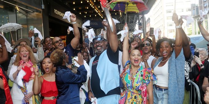 Video: A WONDERFUL WORLD Parades to Studio 54