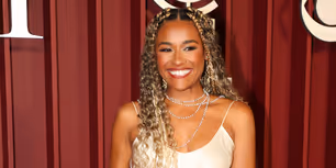Video: Ariana DeBose Sings 'No One In Alone' to Honor Vanessa Williams