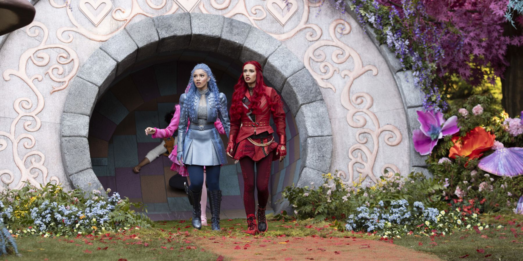 Video: DESCENDANTS: WICKED WONDERLAND Cast Performs New Song