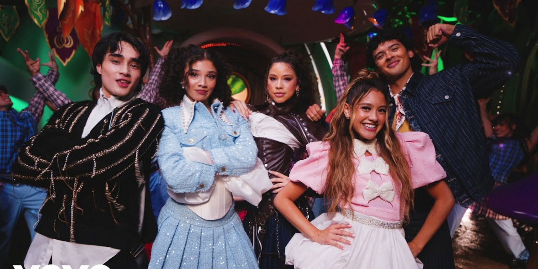 Video: DESCENDANTS 5 Cast Performs New Song at Disneyland