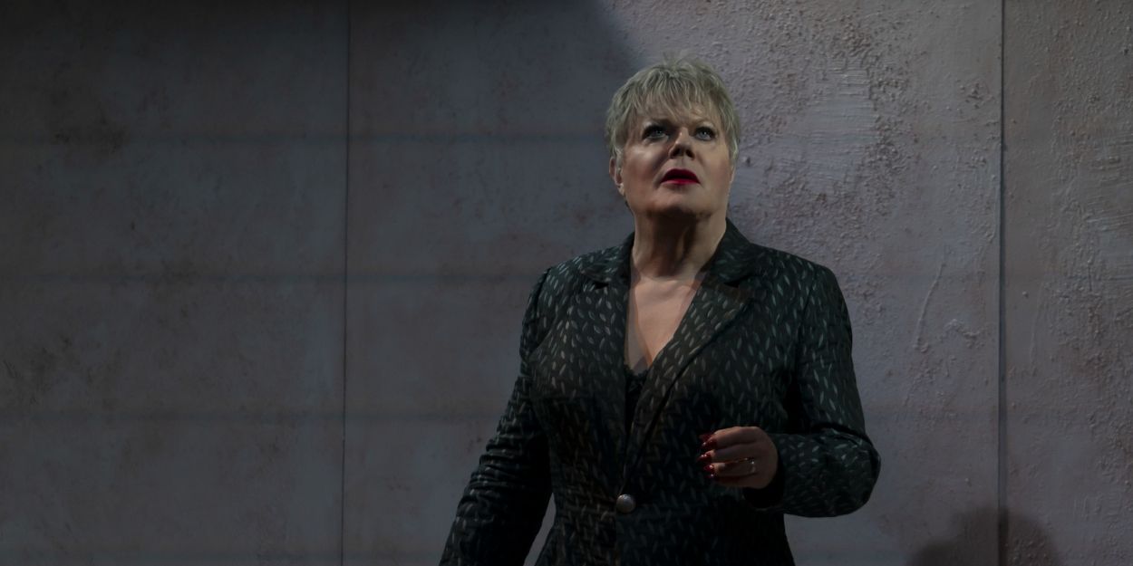 Video: How Eddie Izzard Is Playing All the Parts in HAMLET Video