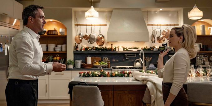 Video/Photos: Elizabeth Banks Shrinks Down in First Look at THE MINIATURE WIFE