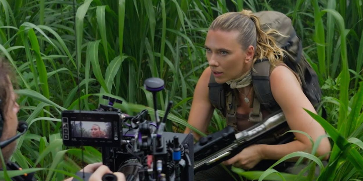 Video: Jonathan Bailey, Scarlett Johansson, & More in New Featurette for JURASSIC… Video