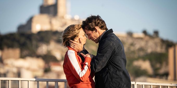 Video: Kaley Cuoco and Sam Claflin Star in New Trailer for MGM+ Series VANISHED