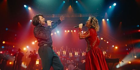 Video: Kelsie Watts and Influencers Unite for 'Sweet Caroline' Cover Ahead of SONG SUNG BL Photo