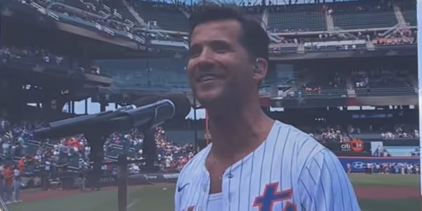 Video: MAYBE HAPPY ENDING's Dez Duron Performs National Anthem at the Mets Game Photo
