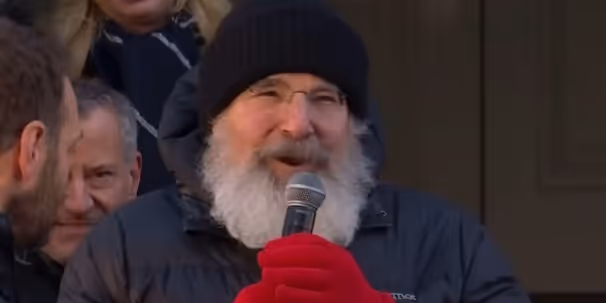 Video: Mandy Patinkin Leads 'Somewhere Over the Rainbow' at Mamdani's Inauguration