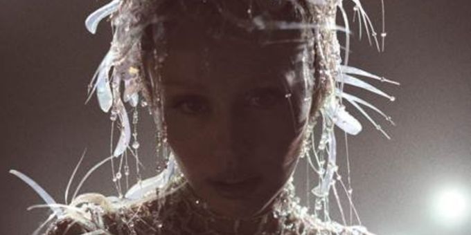 Miley Cyrus to Release Pop Opera Film SOMETHING BEAUTIFUL; Watch the New Trailer