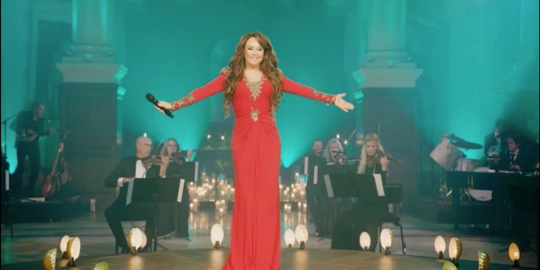 Video: Sarah Brightman Shares Full ‘A Christmas Symphony’ Concert