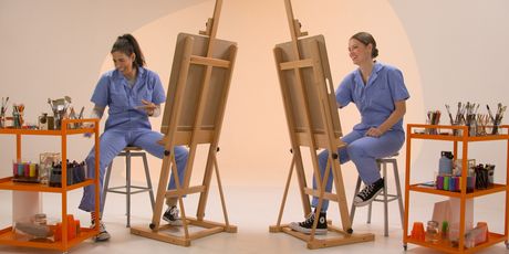 Exclusive: Sarah Silverman Shows Off Celebrity Impressions in THE DRAWING ROOM WITH MO WEL Photo