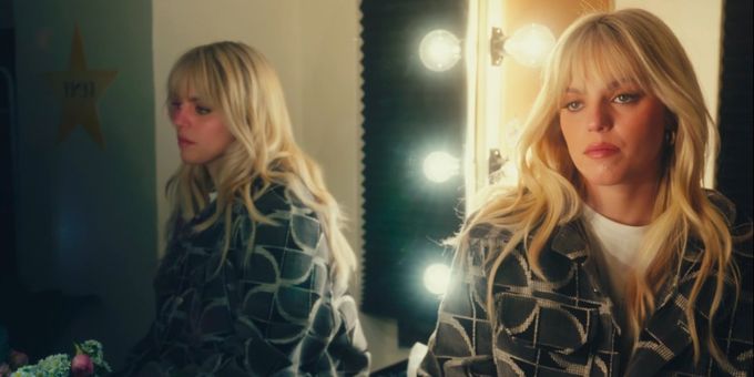 Video: Watch Reneé Rapp Return to the MEAN GIRLS Broadway Theatre to Perform 'Snow Angel'