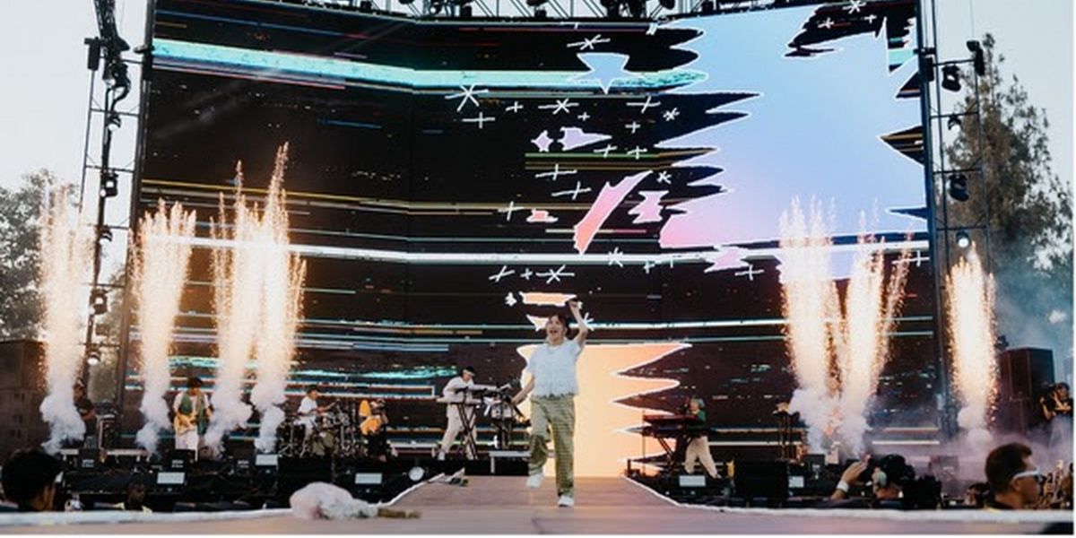 YOASOBI Perform in U.S. For the First Time at Head in the Clouds L.A. As 'Idol' Continues to Break Records