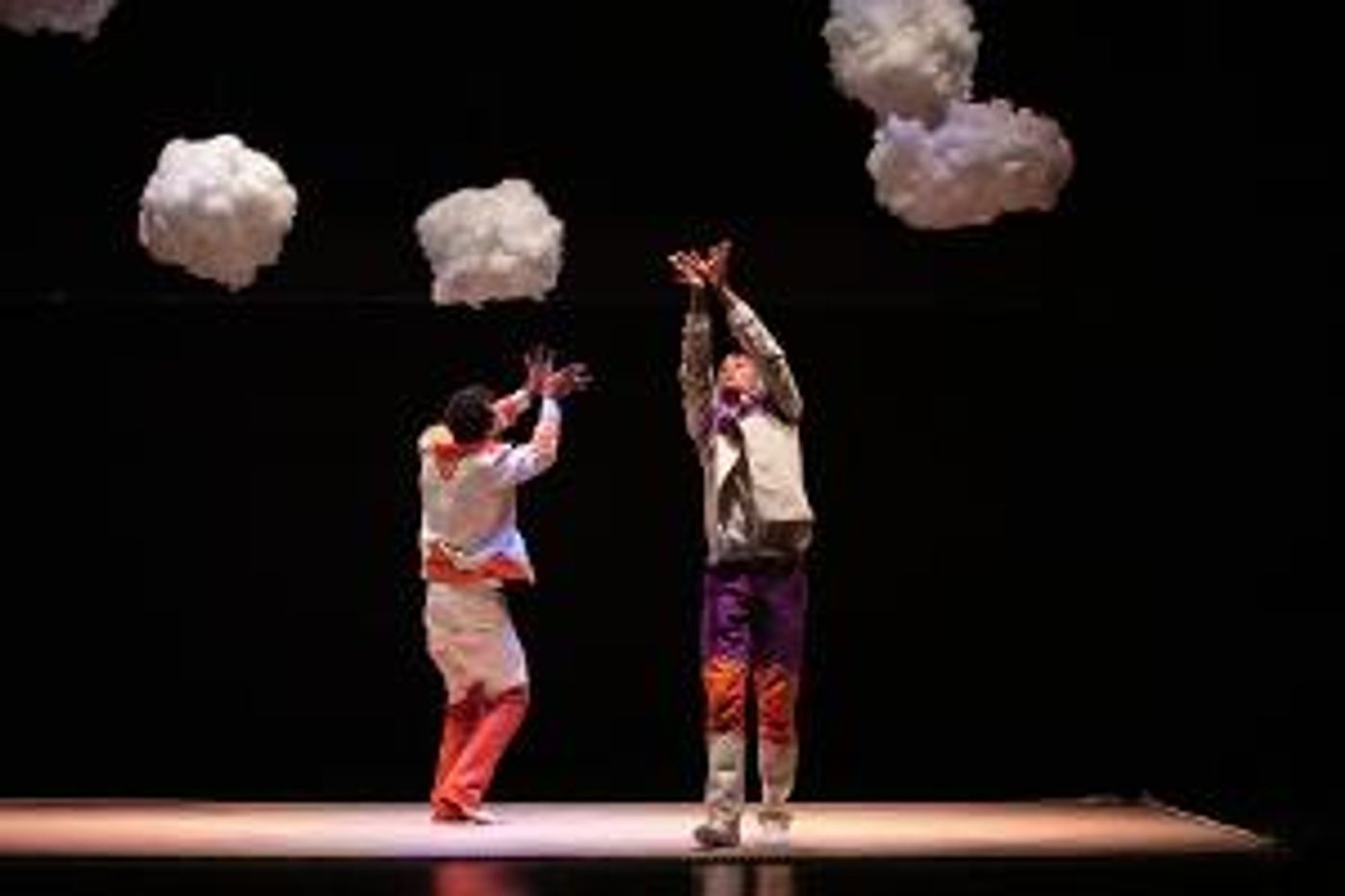 Ni Tan Chico, Ni Tan Lejos…, Una Obra Que Invita A Jugar Para Crear Lazos De Amistad  Image