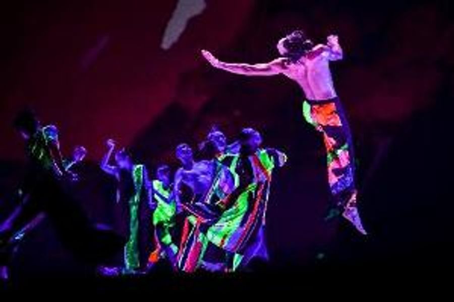 Cloud Gate Dance Theatre Performs Chicago Debut Of 13 TONGUES At Auditorium Theatre Image