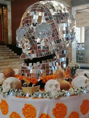 Estudiantes De Artesanías Montan Macro Cráneo En Palacio De Bellas Artes  Image