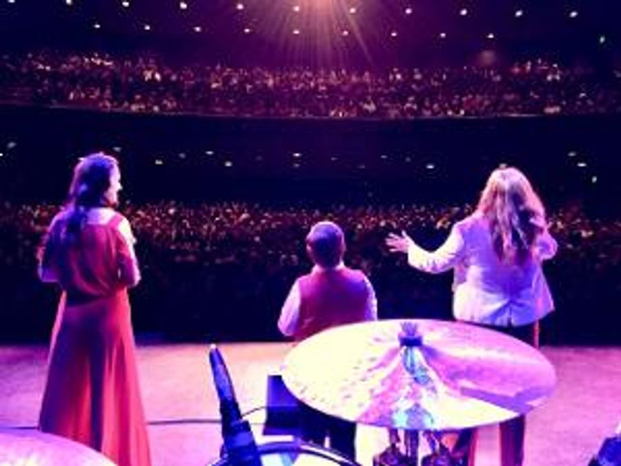 Lisa Rock Brings A CARPENTERS CHRISTMAS To Raue Center Image