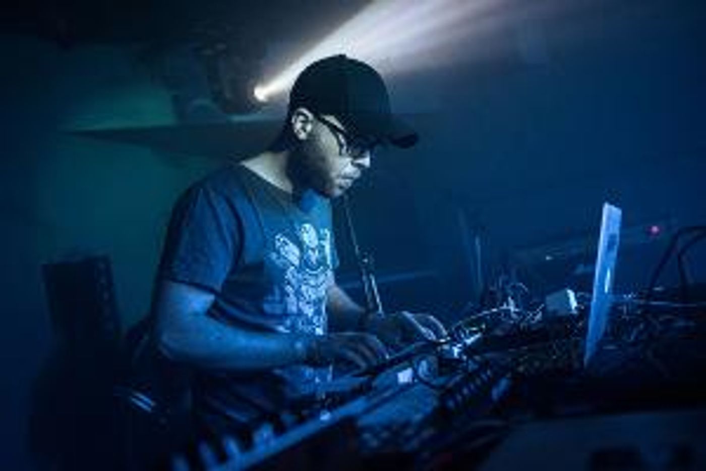 Waveshaper Shares 'Friends Again' Single  Image