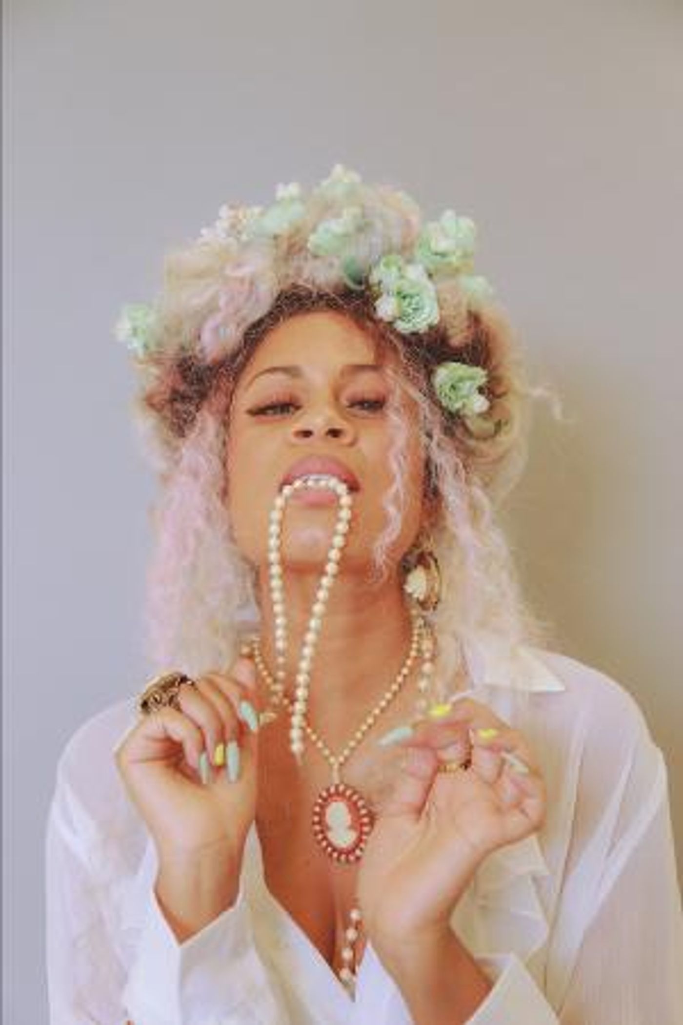 Aluna Unveils Video for 'Summer of Love'  Image