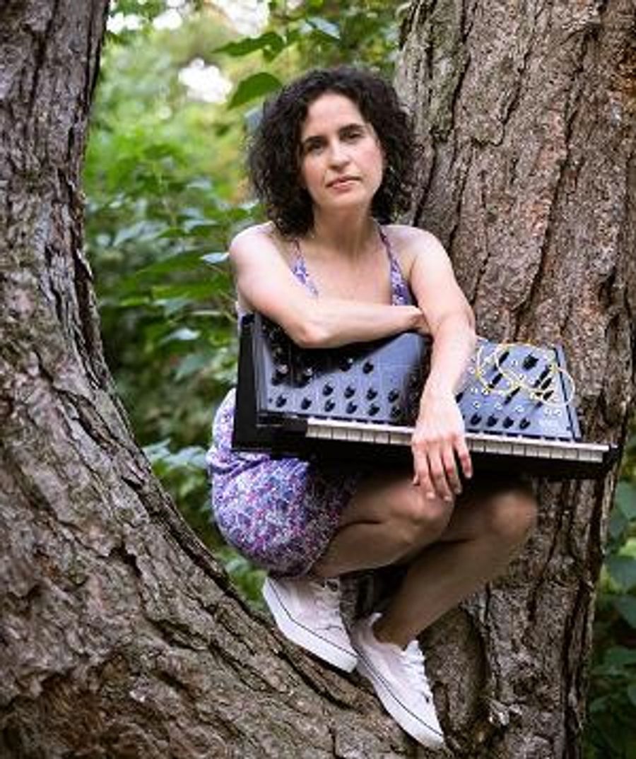 Michelle Rasky Debuts Genre-Bending Breakout In Groovy “Dancing On My Own' Image