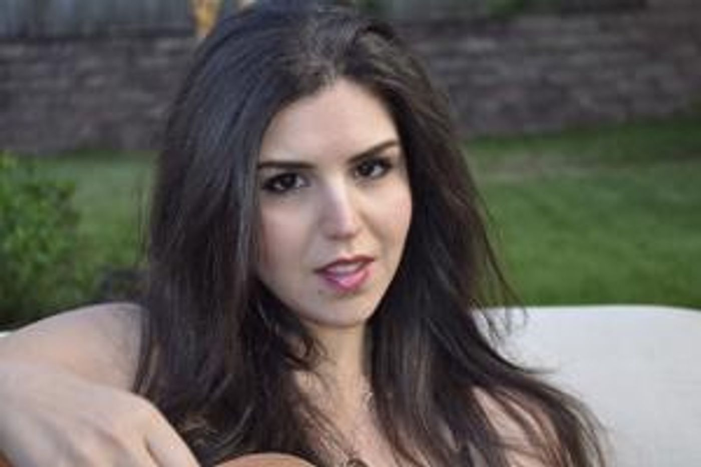 Acclaimed Singer-Songwriter Karen Bella's Self-Titled EP Enters The  Top 40 Charts At #30  Image