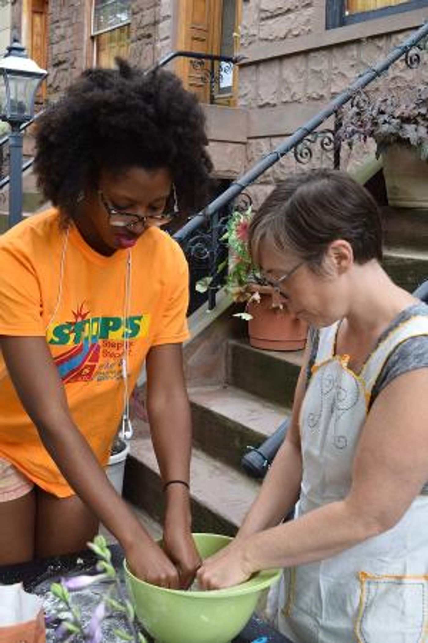 Arts Leader Kendra J. Ross Heads 9th Annual STooPS BEDSTUY ARTS CRAWL  Image