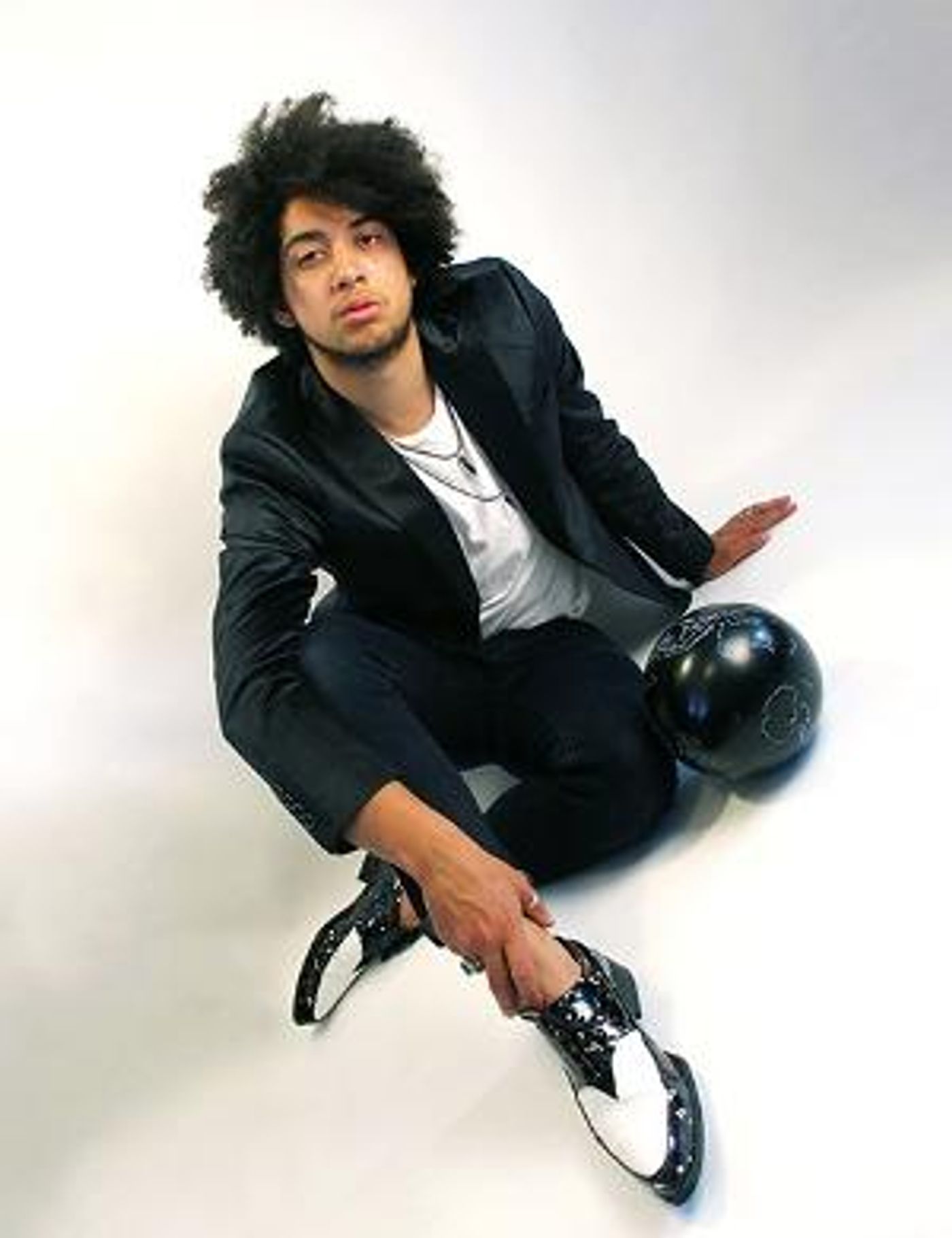 Blues Rocker Josh Ritchie Solidifies His Voice & Shines Light On The 'Love At The End Of The World'  Image