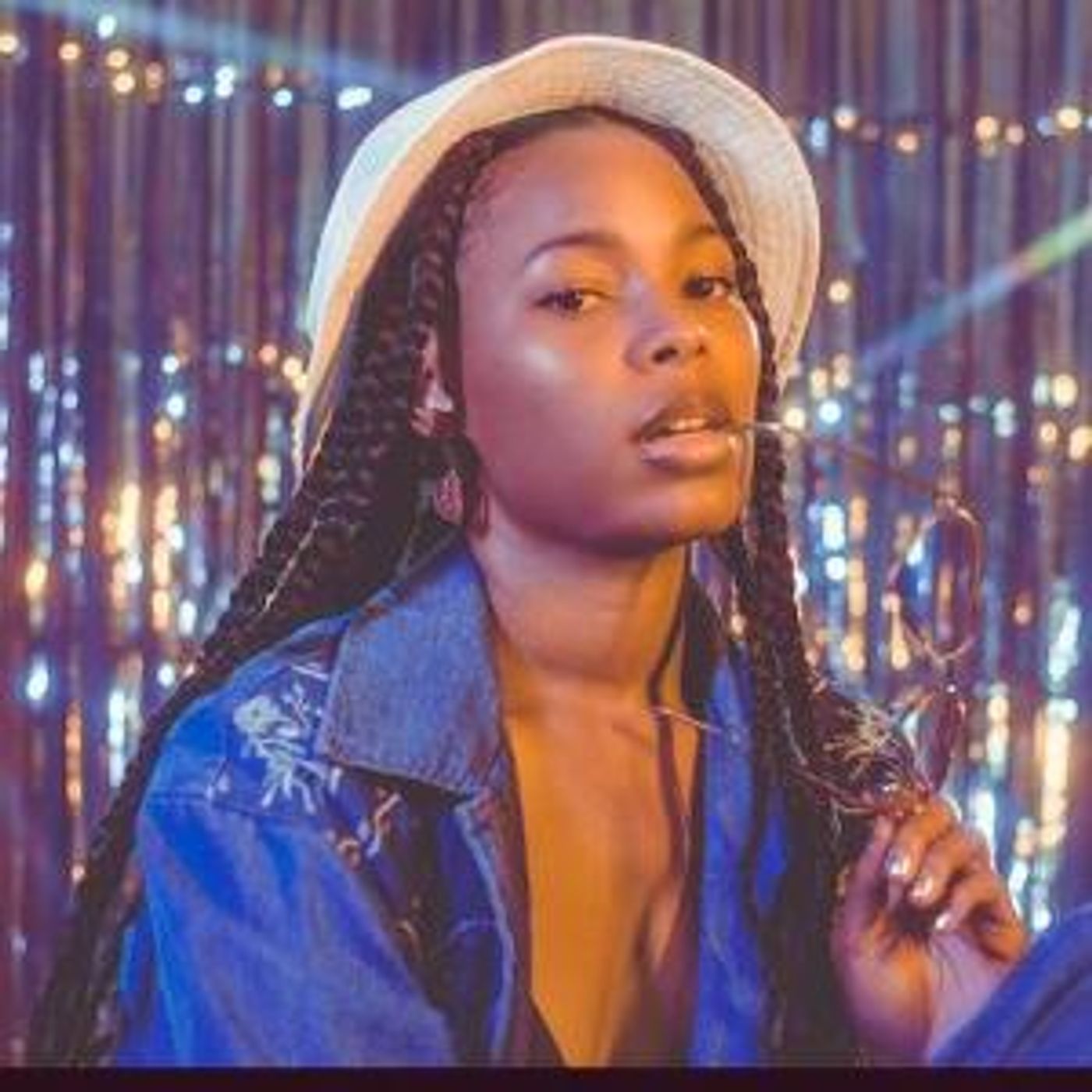 Julia Cannon Releases New Single 'Glow'  Image