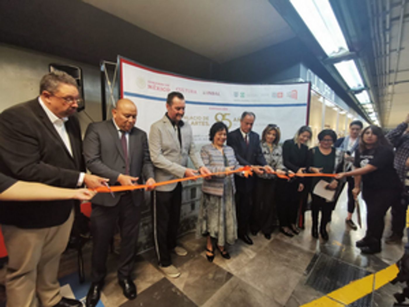 Viaje En El Tiempo Proponela Exposición El Palacio De Bellas Artes. 85 Años De Arte Y Cultura  Image