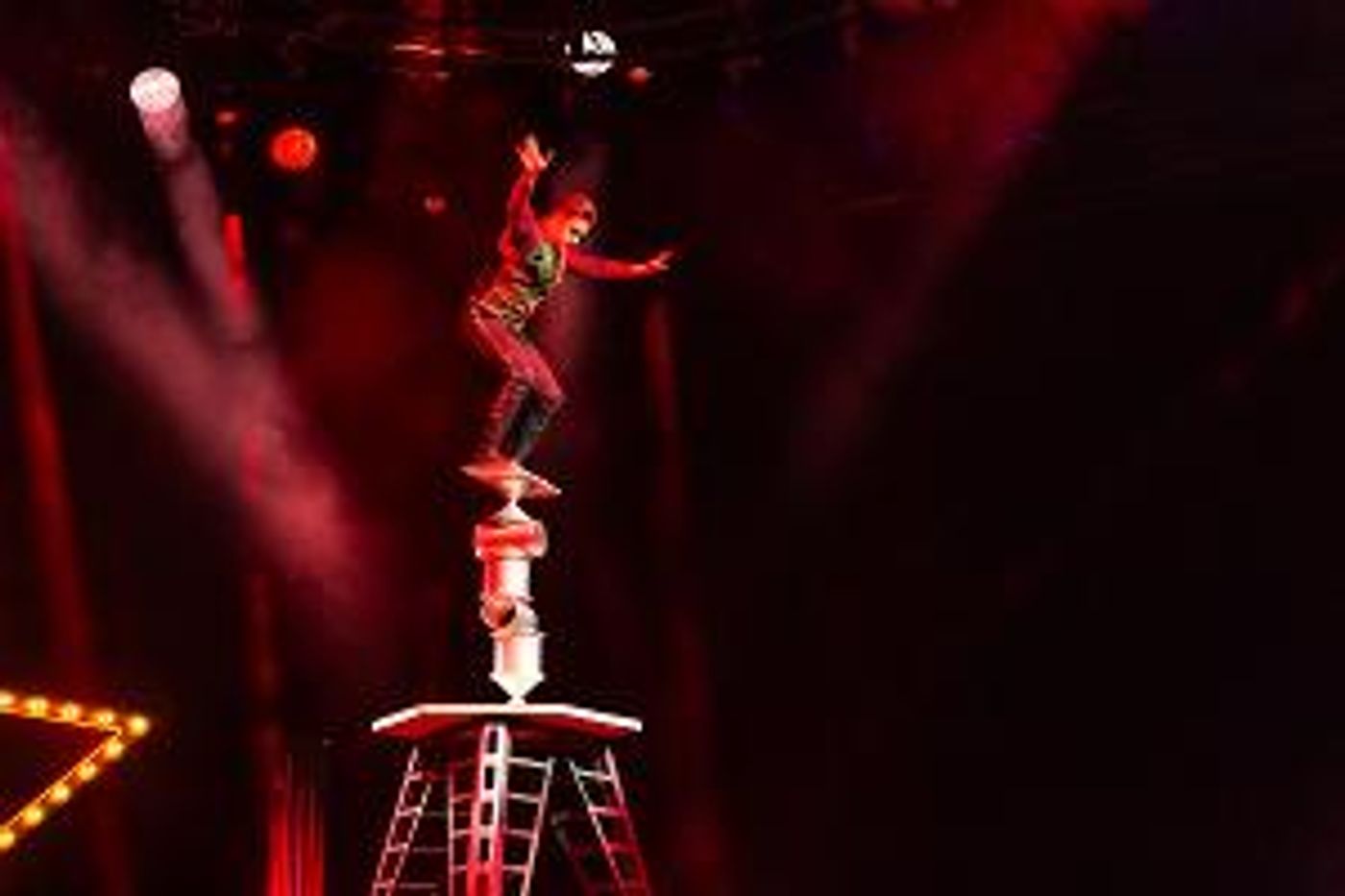 A MAGICAL CIRQUE CHRISTMAS Makes Its Columbus Debut At The Palace  Image