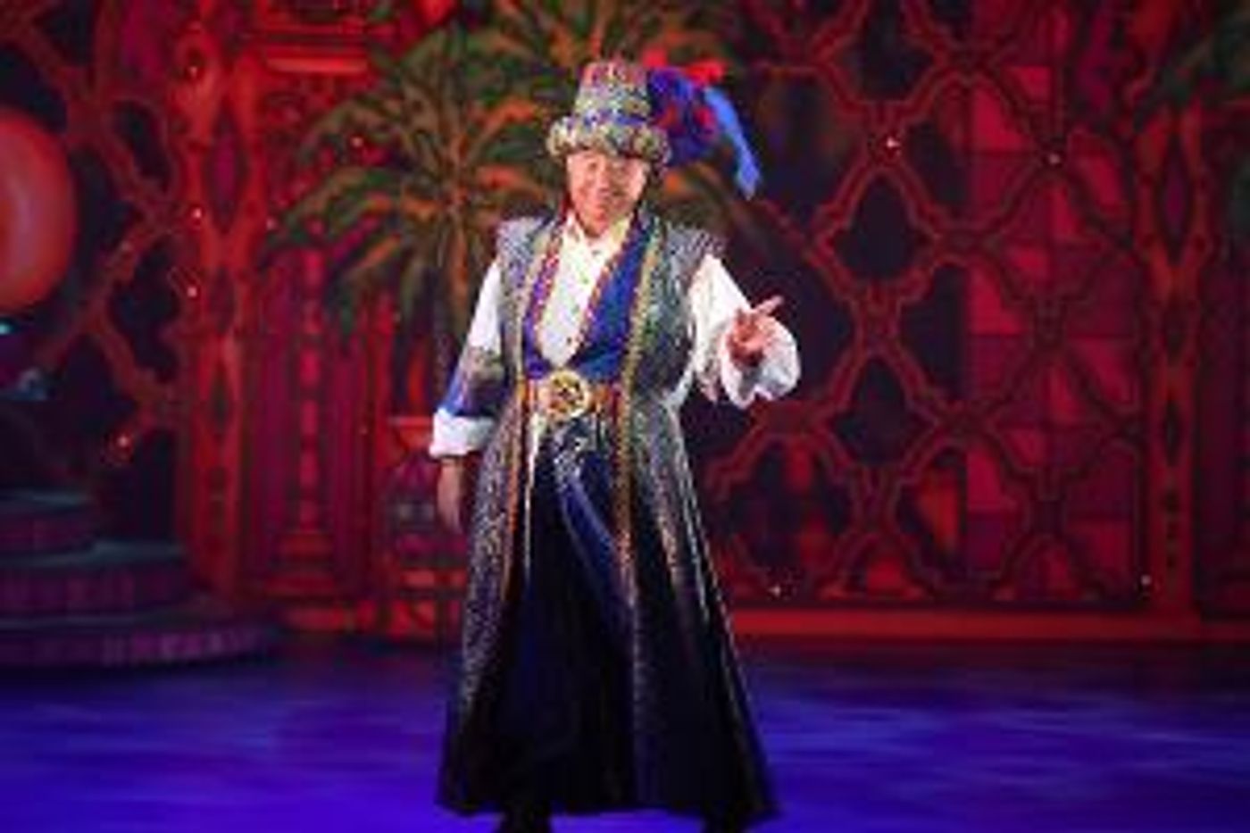 Jimmy Tarbuck Makes Guest Appearance In Wolverhampton Grand Pantomime To Celebrate Theatre's Anniversary!  Image