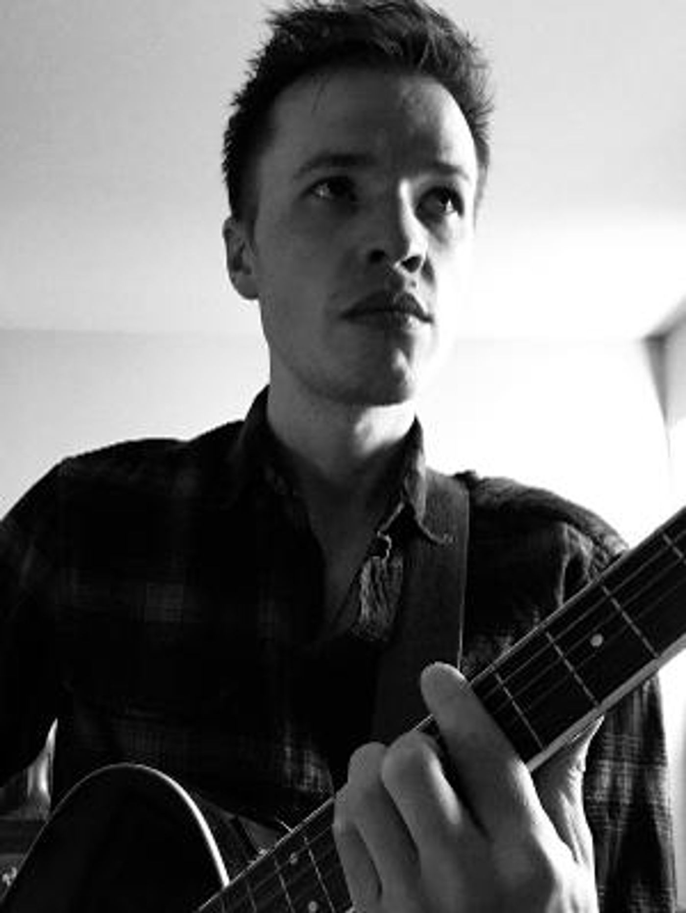 Singer-Songwriter Dan Miraldi Shares New Single 'Tequila Meets Gin'  Image