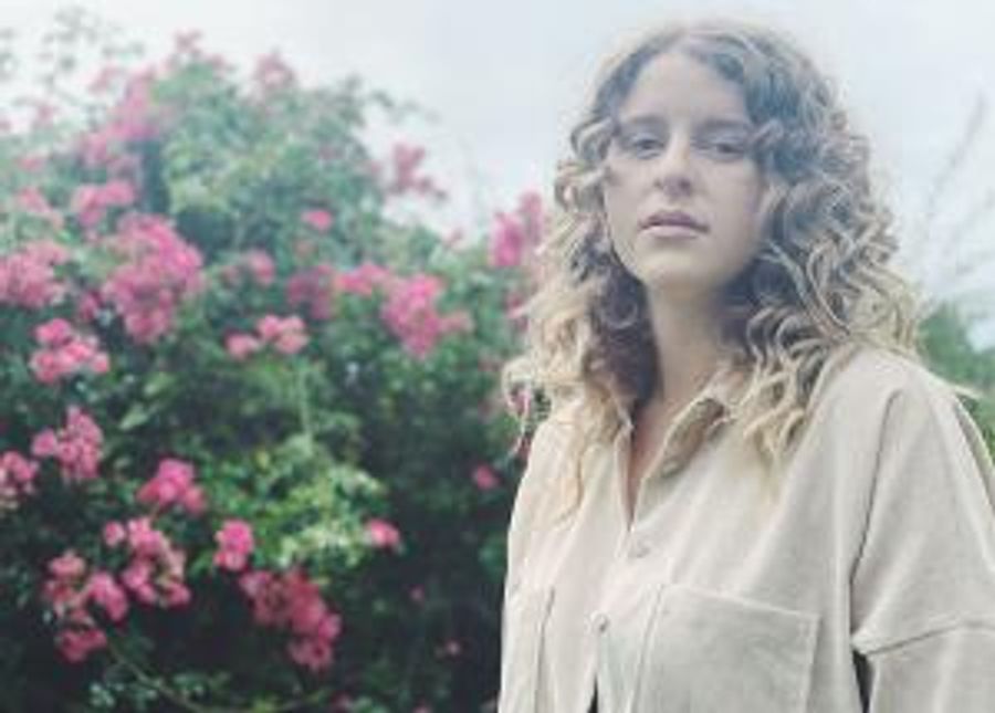 Hannah Grace Shares Video For New Single 'Feels Like Home' Image