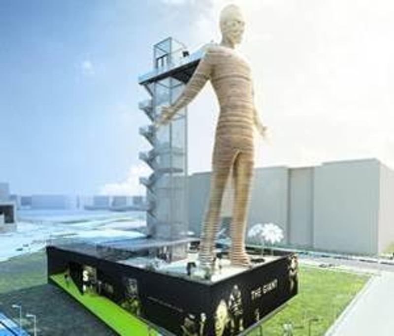 The Giant - Live Moving Statue to Welcome Guests In Barcelona Image