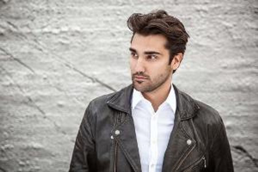 Deutsche Grammophon Signs Tenor Jonathan Tetelman Image