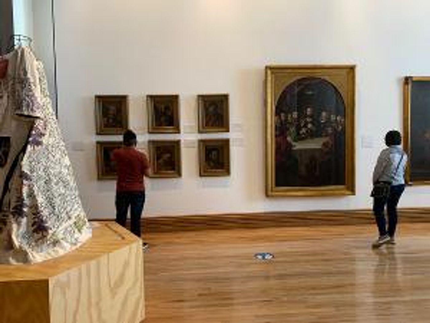 Literatura Y Escultura Le Dan Voz Al Cuerpo Femenino En La Muestra Vístome Palabras Entretejidas, De Miriam Medrez  Image