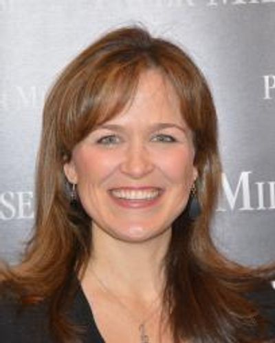 Julie Foldesi Headshot