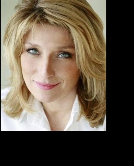 Liz Larsen Headshot