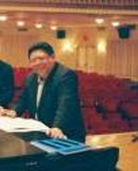 Lloyd Arriola Headshot