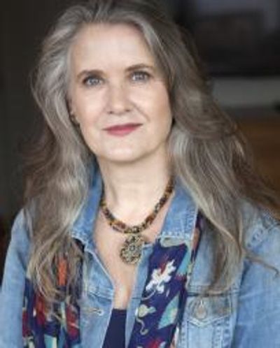 TRACY SALLOWS Headshot