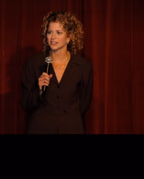 Laura Savini Headshot