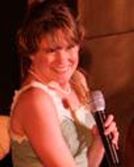 Jennifer Hall (i) Headshot