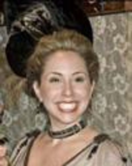 Darcy Yellin Headshot