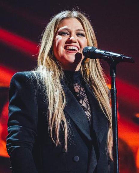 Kelly Clarkson Headshot